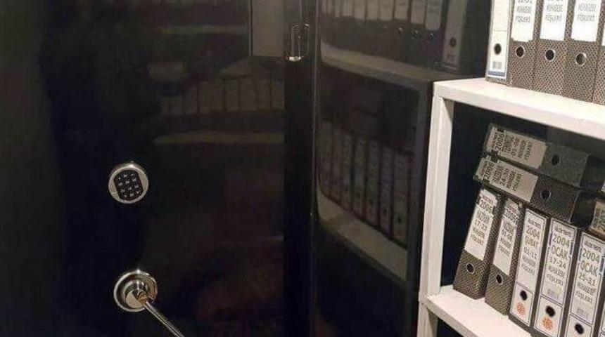 Fet&ouml;&rsquo;den Tutuklanan İş Adamının Ofisinde Gizli Kasa Bulundu