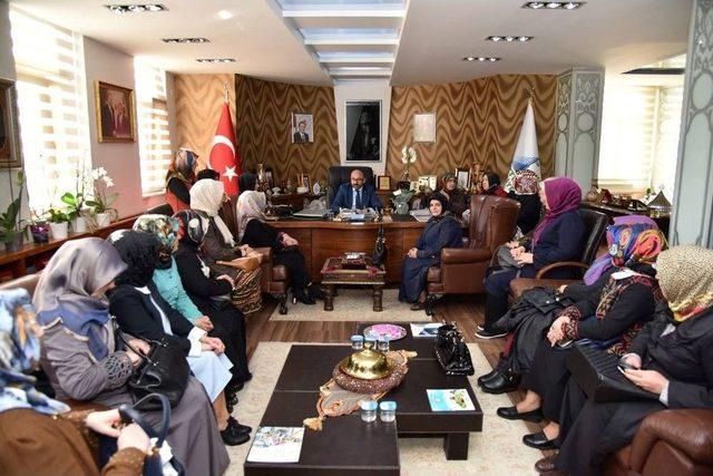 Başkan &Uuml;z&uuml;lmez, Kadın Ve Gen&ccedil;lik Kollarını Ağırladı 1