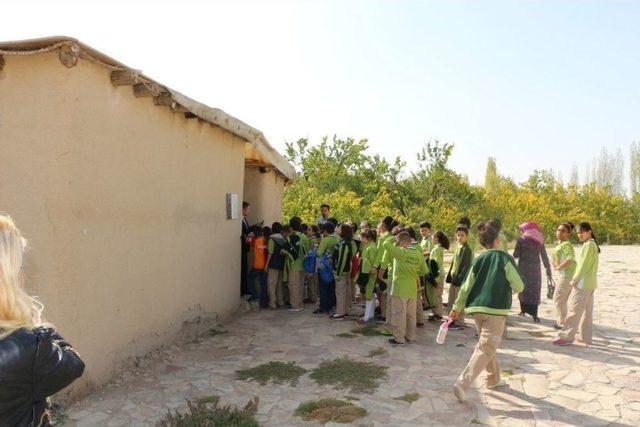 Öğrenciler Arslantepe Höyüğünü Gezdi