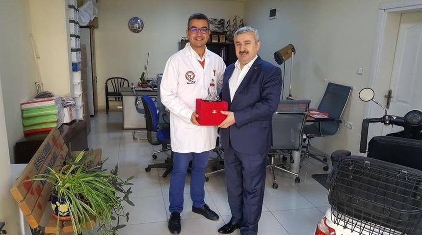 Başkan Baran&rsquo;dan G&ouml;n&uuml;ll&uuml; &Ccedil;&ouml;p&ccedil;&uuml;l&uuml;k Yapan Eczacıya Ziyaret