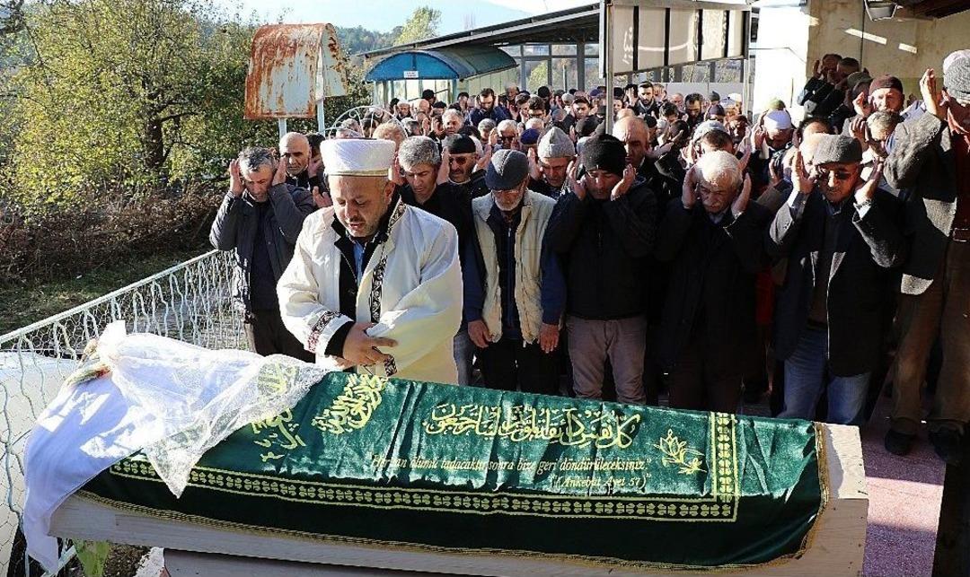 Gebze&rsquo;de &Ouml;ld&uuml;r&uuml;len Gen&ccedil; Kız G&ouml;zyaşları Arasında Toprağa Verildi