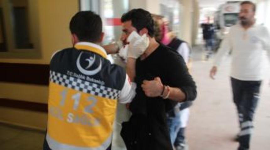 Kavgada Bı&ccedil;akla Yanağından Yaralandı