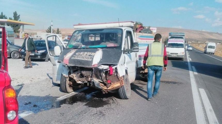 Kamyonet İle Otomobil &Ccedil;arpıştı: 7 Yaralı