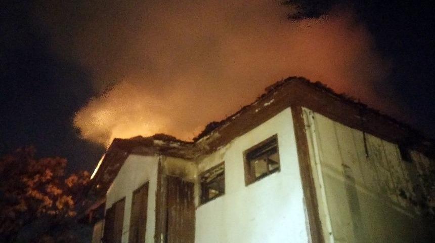 Tarihi Bina Alevlere Teslim Oldu