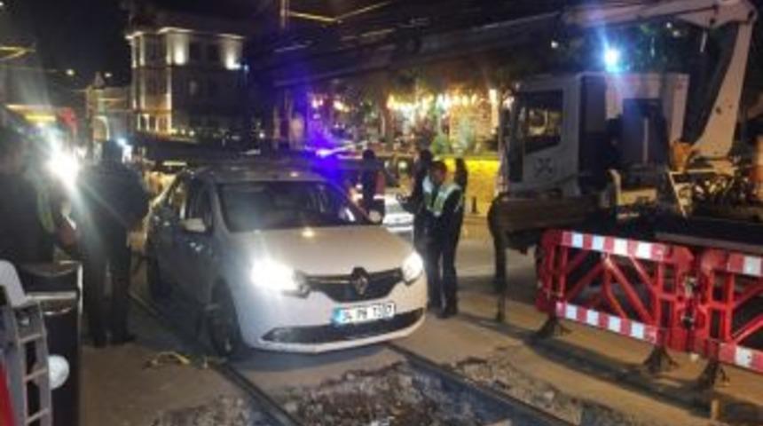 Sirkeci’de Tramvay Yoluna Araç Girdi, Seferler Aksadı