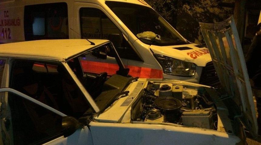 Ambulans İle Otomobil &Ccedil;arpıştı: 4 Yaralı