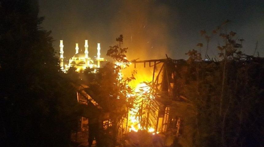 Tarihi Sobacılar &Ccedil;arşısı&rsquo;nda Yangın Paniği