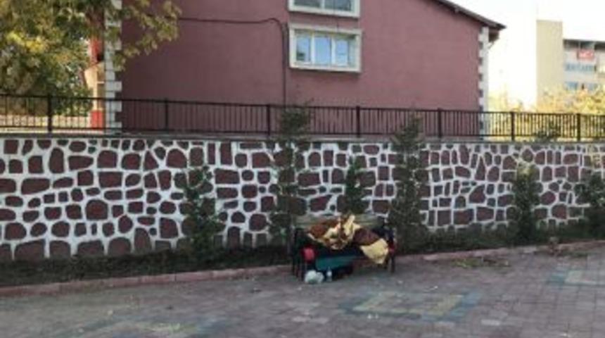 Bankta Yatan Adamın İ&ccedil;ler A&ccedil;ısı Hali