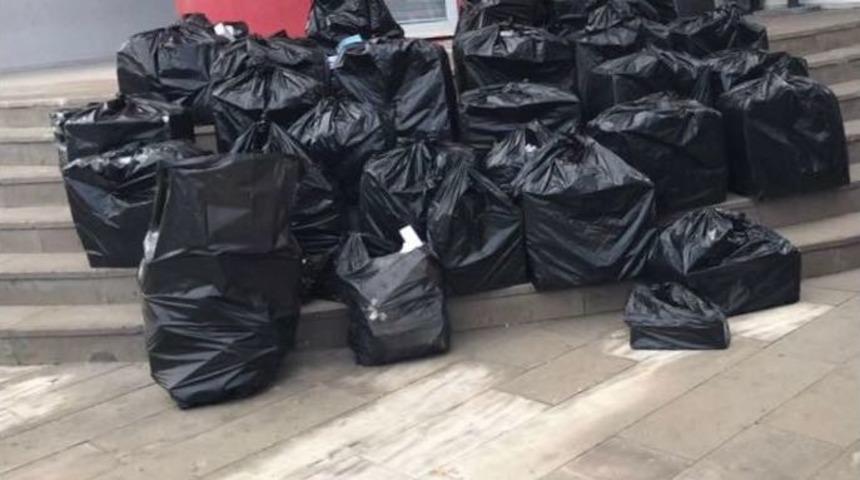 Kamyonetin Her Yerinden Ka&ccedil;ak Sigara Fışkırdı