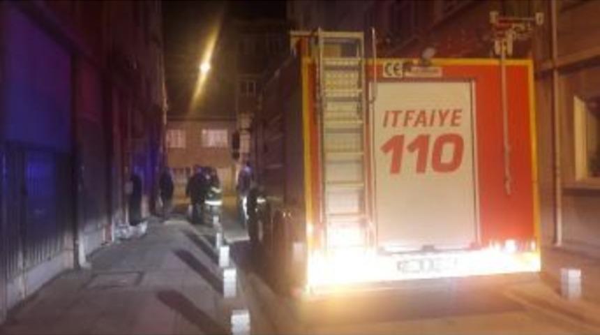 &Ccedil;ocuğun Yaktığı Kağıtlar Bina Sakinlerini Tedirgin Etti