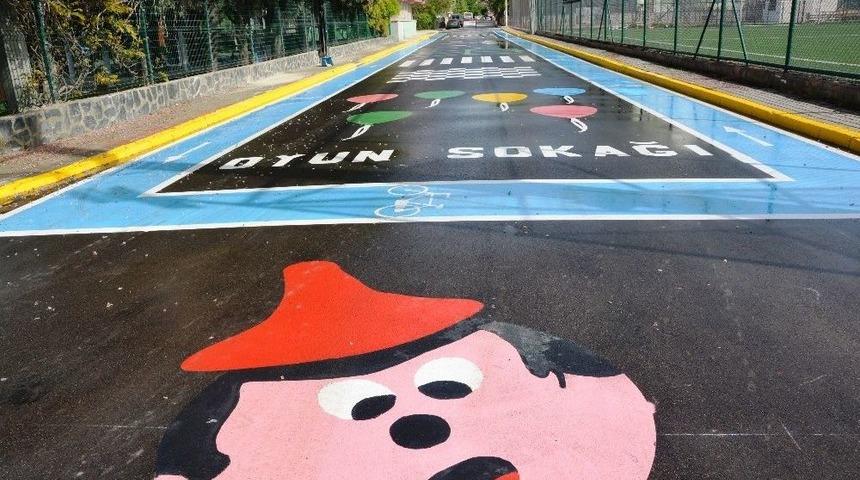 Unutulmaya Y&uuml;z Tutmuş &Ccedil;ocuk Oyunları Bu Sokakta Yaşatılıyor