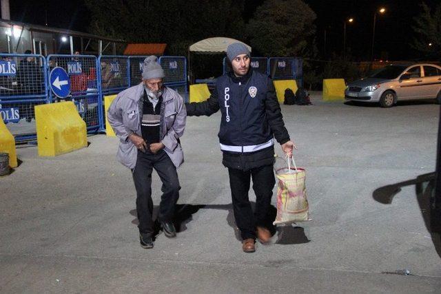 &Ccedil;ocuklarını Montuyla Sararak Isıtmaya &Ccedil;alıştı 3