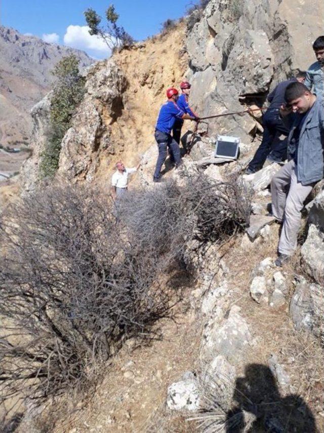 Batman’da Kayalıklarda Mahsur Kalan Keçi Kurtarıldı 3