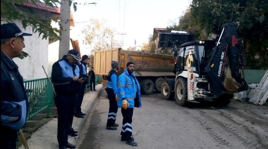 İzmit&rsquo;te &Ccedil;evre Ve İnsan Sağlığını Tehdit Eden Alan Temizlendi