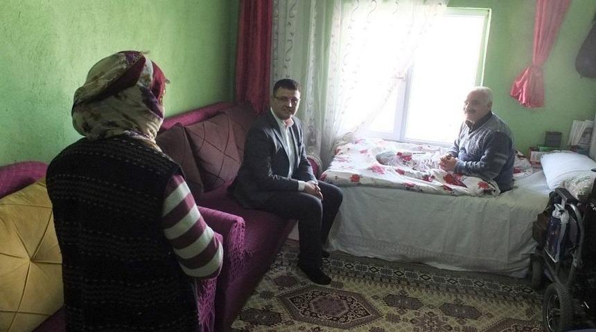 Engelli Vatandaşa Tekerlekli Sandalye