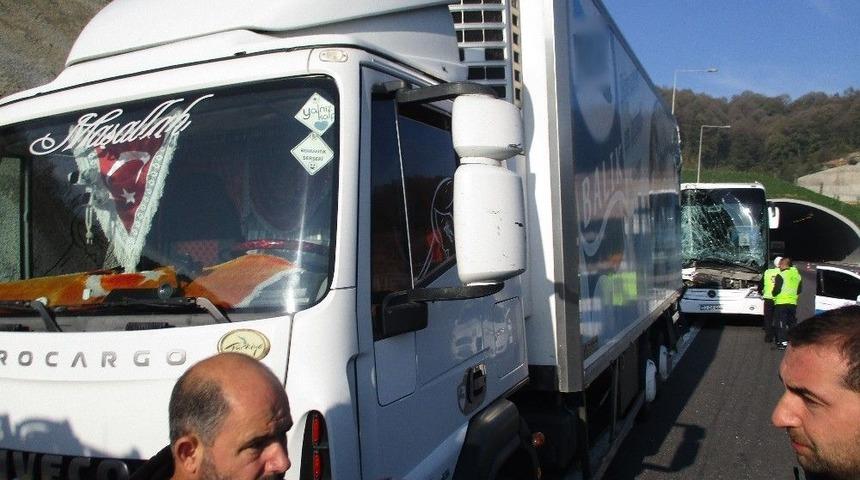 Beykoz&rsquo;da Yolcu Otob&uuml;s&uuml; Kamyona &Ccedil;arptı: 1 Yaralı