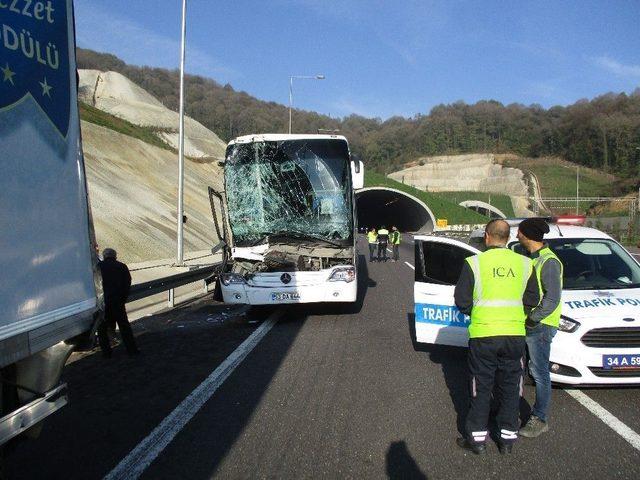 Beykoz’da Yolcu Otobüsü Kamyona Çarptı: 1 Yaralı