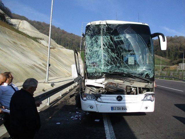 Beykoz’da Yolcu Otobüsü Kamyona Çarptı: 1 Yaralı