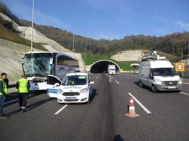 Beykoz’da Yolcu Otobüsü Kamyona Çarptı: 1 Yaralı