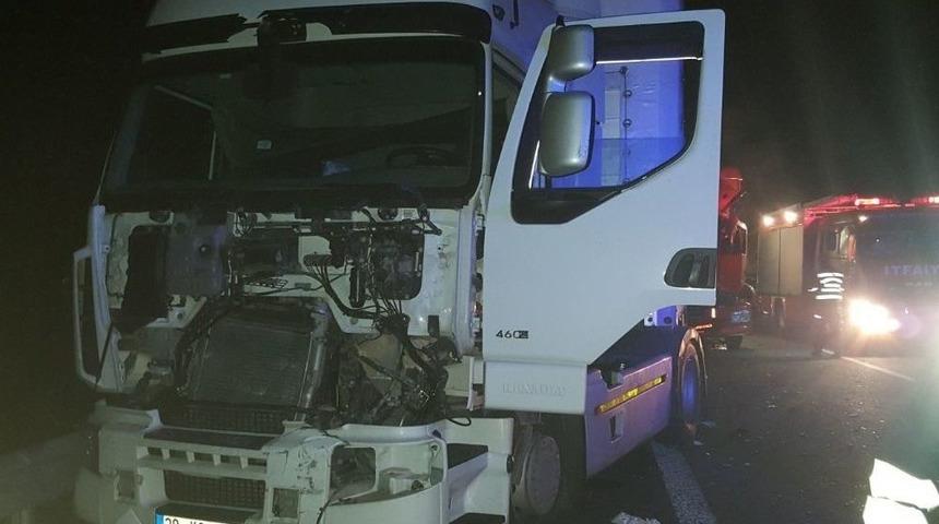 Tem Otoyolu&rsquo;nda İki Tır &Ccedil;arpıştı: 5 Yaralı