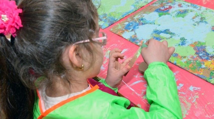 &Ccedil;ocuklar Kendi Kuklalarını Kendileri Yapıyor