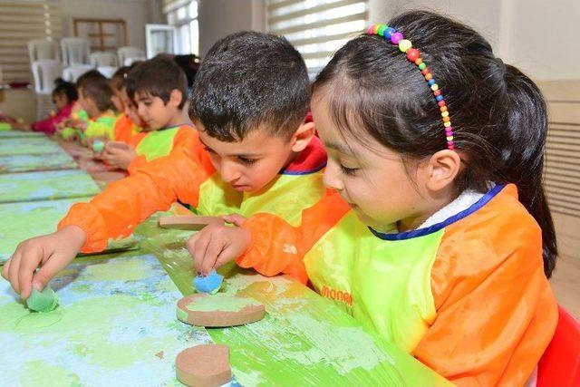 Çocuklar Kendi Kuklalarını Kendileri Yapıyor