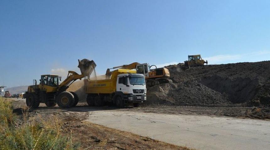 Siirt Havalimanı Pistinde &Ccedil;alışmalar S&uuml;r&uuml;yor