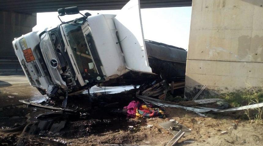 Devrilen Tankerdeki 15 Ton Asfalt Yola D&ouml;k&uuml;ld&uuml;