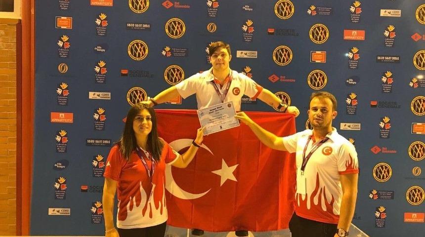 Down Sendromlu &Ouml;zel Sporcu İrem &Ouml;ztekin&rsquo;den D&uuml;nya Rekoru
