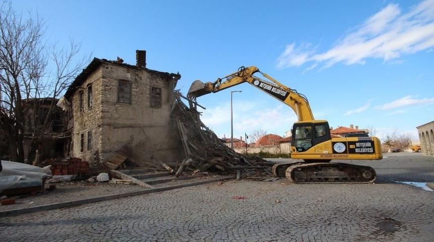 Beyşehir&rsquo;de Metruk Binaların Yıkımı Ger&ccedil;ekleştiriliyor