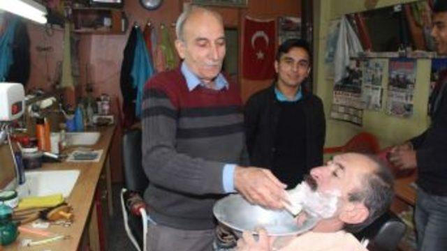Müşterilerini 50 Yıldır Bakır Tas Kullanarak Traş Ediyor
