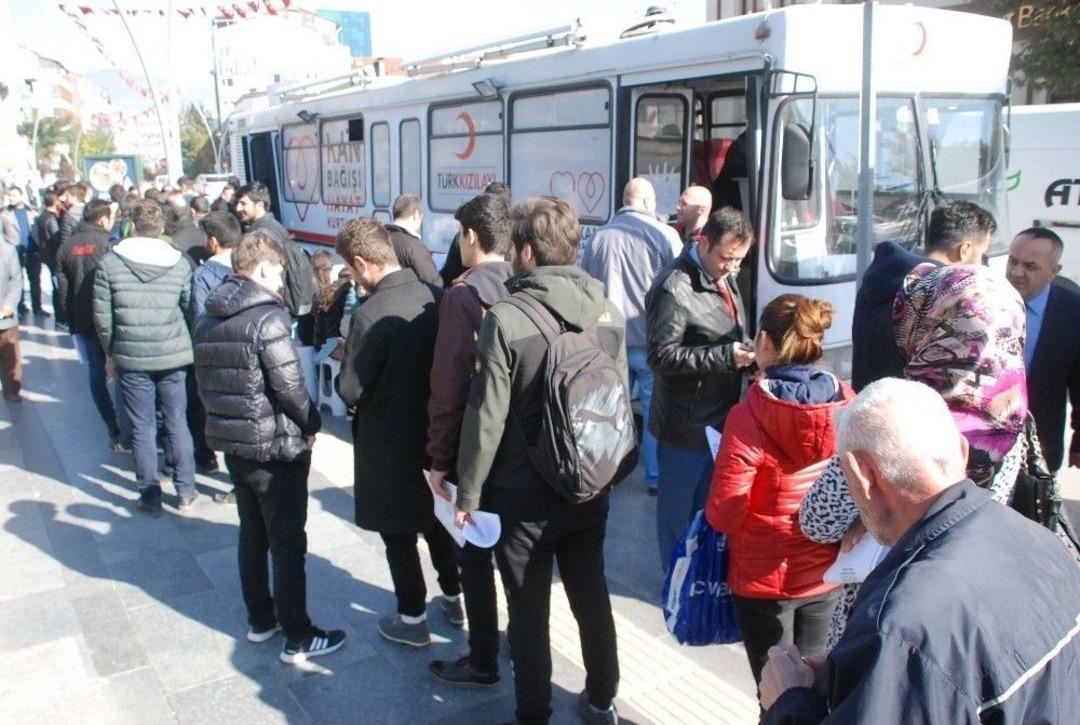 L&ouml;semi Hastası &Ccedil;ınar&rsquo;a Don&ouml;r Olmak İ&ccedil;in Kuyruk Oluşturdular