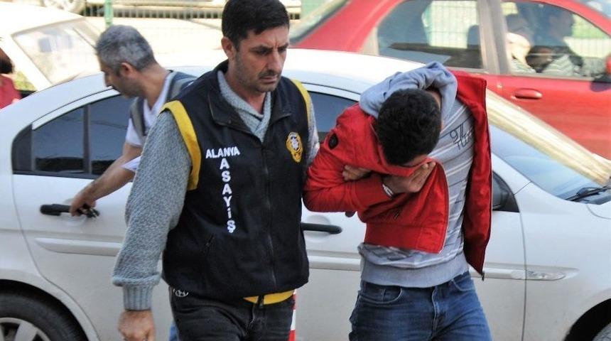 Rus Turistin Boynundaki Altın Kolyeyi Çaldı