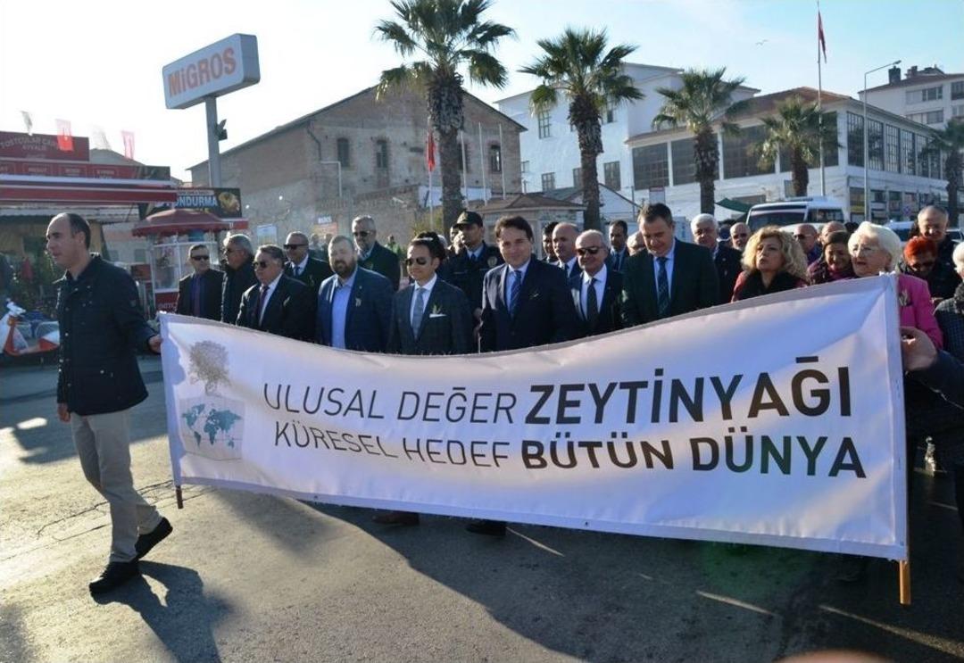 13. Ayvalık Zeytin Hasat G&uuml;nleri &rsquo;zeytine Minnet&rsquo; Y&uuml;r&uuml;y&uuml;ş&uuml; Ve A&ccedil;ılış Seremonisiyle Başladı