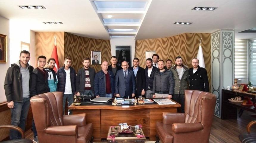 K&ouml;sek&ouml;yl&uuml; Gen&ccedil;ler Başkan &Uuml;z&uuml;lmez&rsquo;e Projelerini Sundular