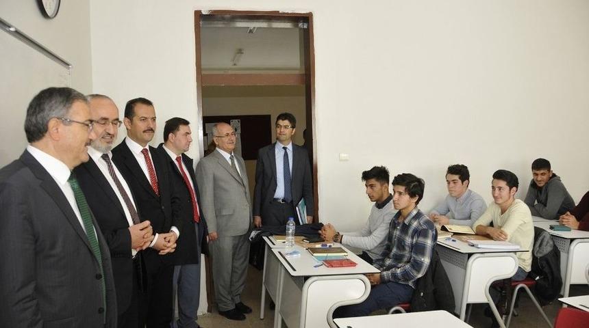 Rekt&ouml;r Şahin İslami İlimler Fak&uuml;ltesi &Ouml;ğrencilerini Ziyaret Etti