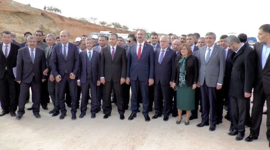 Adalet Bakanı G&uuml;l&rsquo;den Yol M&uuml;jdesi