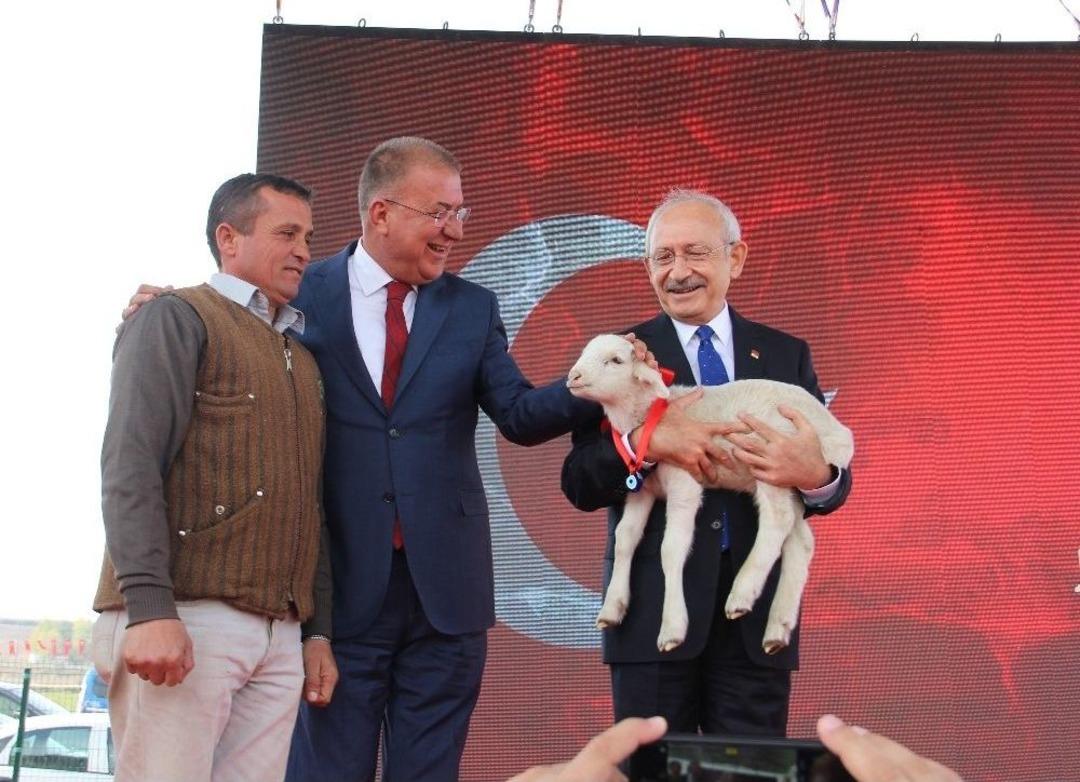 Chp Lideri Kılı&ccedil;daroğlu&rsquo;na &lsquo;kuzu&rsquo; S&uuml;rprizi
