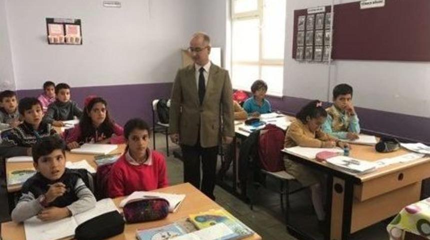 Kaymakam Hasan Yaman, Okulları Gezdi