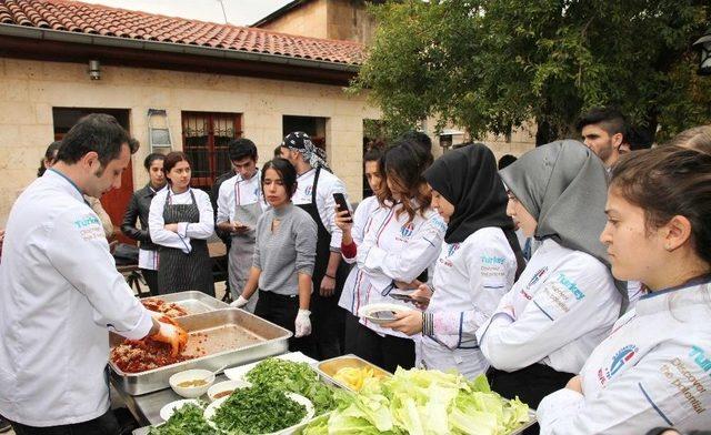 Üniversite Öğrencilerinden Renkli Nar Festivali