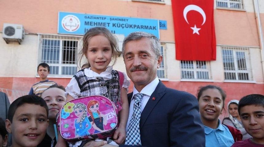 Tahmazoğlu&rsquo;ndan &Ouml;ğrencilere Boyama Seti