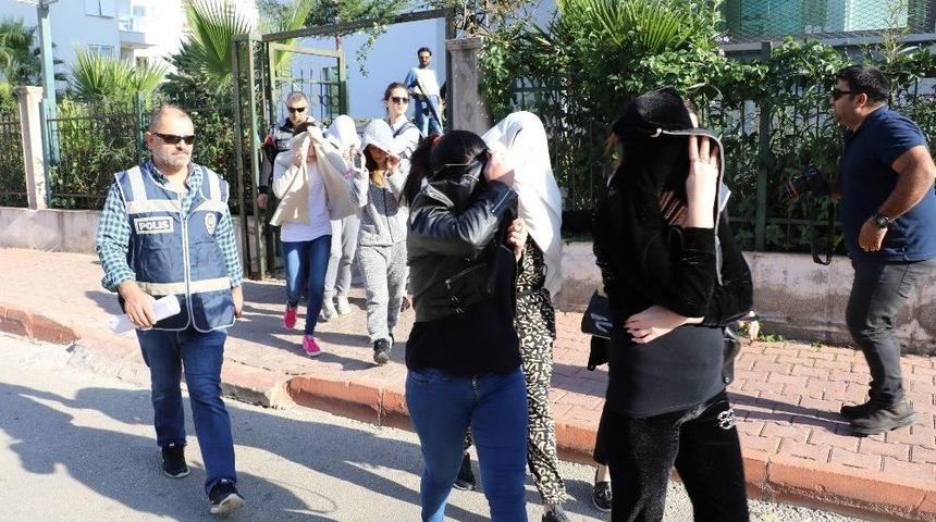 İki &Uuml;niversite Mezunu Adam, 6 Kadını Fuhuşa S&uuml;r&uuml;klerken Su&ccedil;&uuml;st&uuml; Yakalandı