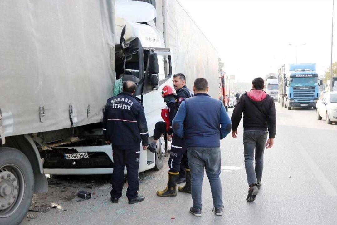 Tır Kabininde Sıkışan Şof&ouml;r İtfaiye Ekiplerince Kurtarıldı