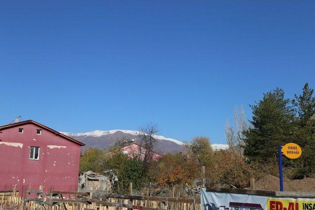 Varto&rsquo;ya Yılın İlk Karı Y&uuml;ksek Kesimlerde Yağdı 3