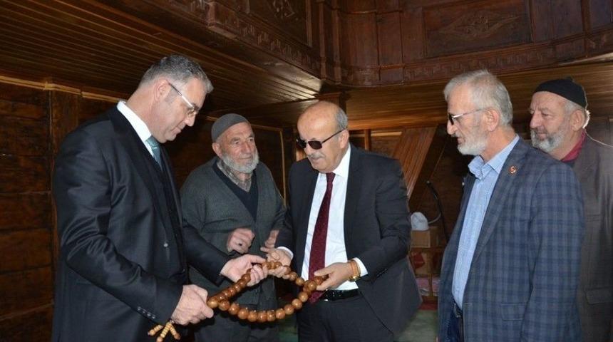 Aynı Sofrada Buluştular, Bir Ekmeği B&ouml;l&uuml;şt&uuml;ler