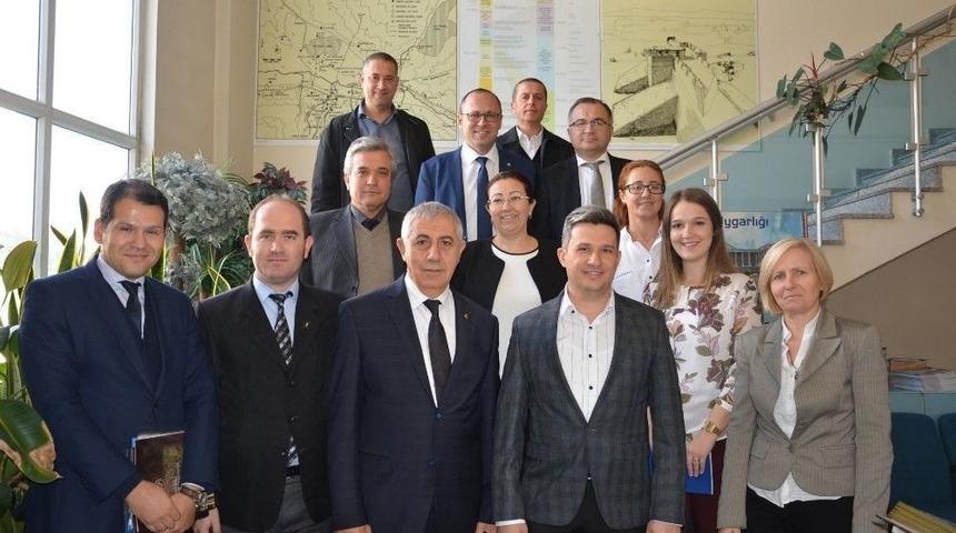 Komşu Odalar Bilgilerini Paylaştı