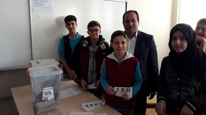 Öğrenciler Demokrasiyi Yaşayarak Öğreniyor