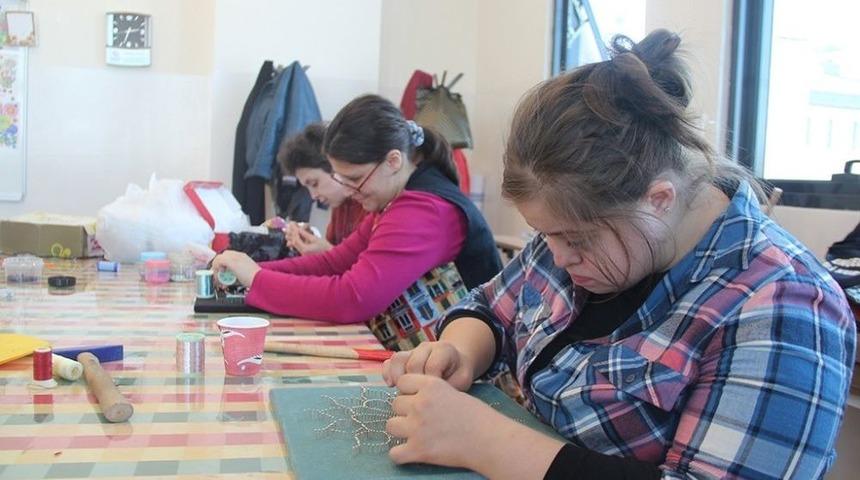 Engelsiz Hobi Kursları’nda Eğitimler Sürüyor