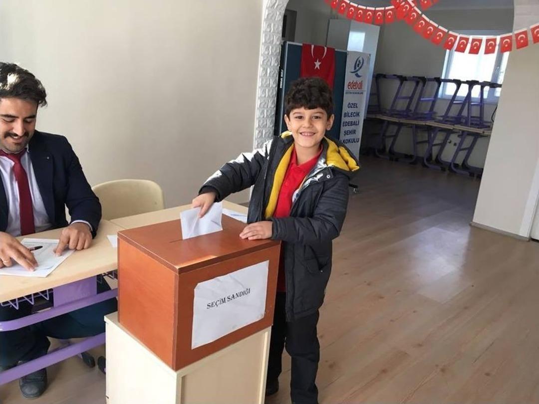 &Ccedil;ocuklar Okul Başkanlığı İ&ccedil;in Sandığa Gittiler