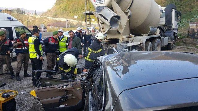 Bayan Sürücü Beton Mikserine Çarptı Kazada Sürücü Yaralandı